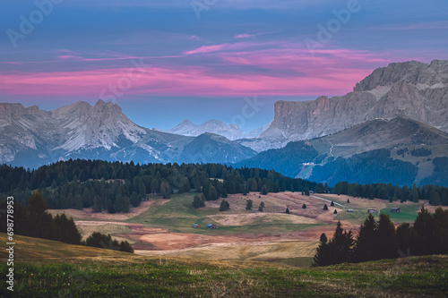 Obraz na płótnie Stunning sunset at Langkofel with colorful sky at Italian Dolomites. Impressive Sassolungo mountain with Alpine lodges.
w salonie