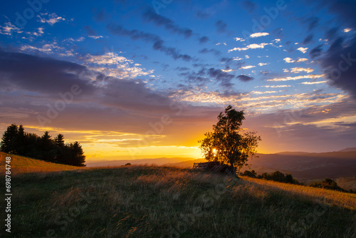 Fototapeta Naklejka Na Ścianę i Meble -  Widok na piękny zachód słońca, górzysty krajobraz