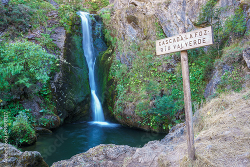 Fototapeta Naklejka Na Ścianę i Meble -  Cascada de la foz Babia y luna