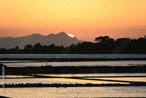 Tramonto infuocato  siciliano sulle saline di Trapani