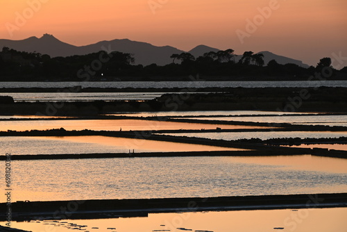 Tramonto infuocato  siciliano sulle saline di Trapani