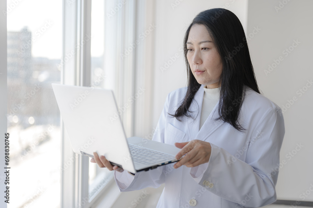 仕事する白衣女性 仕事する白衣女性