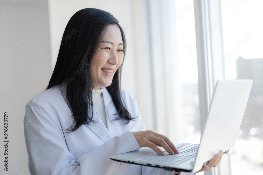 仕事する白衣女性 仕事する白衣女性