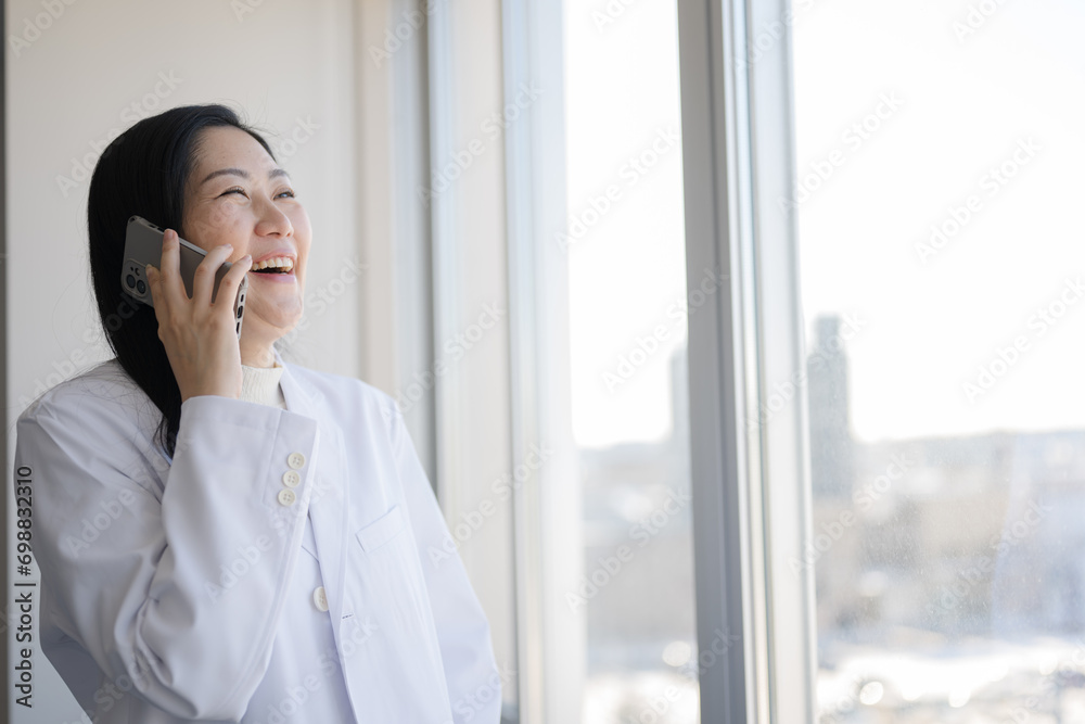 嬉しそうに話す白衣女性 嬉しそうに話す白衣女性