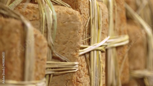 한국 전통 메주가 한국식 가옥 처마에 매달려 바람에 흔들리는 