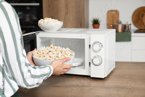 Woman making popcorn in mic...