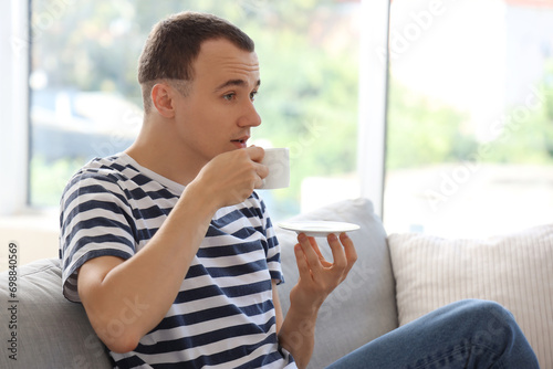 Young man drinking coffee o...
