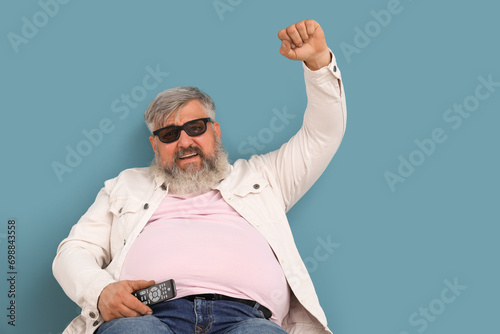 Mature man in 3D glasses wa...