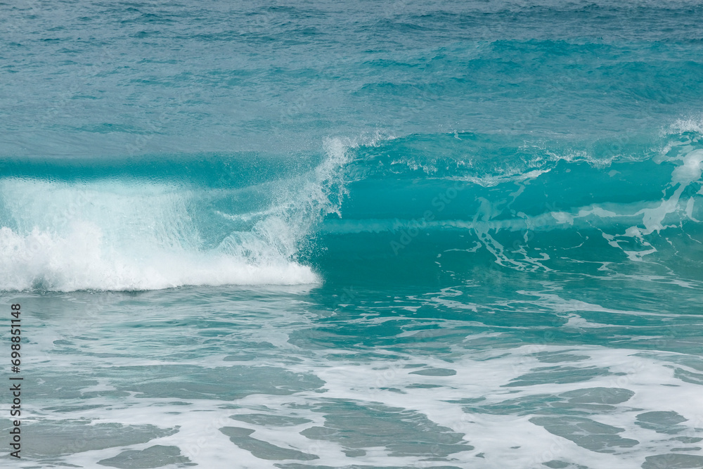 白砂の海岸に打ち寄せる透明度の高い波