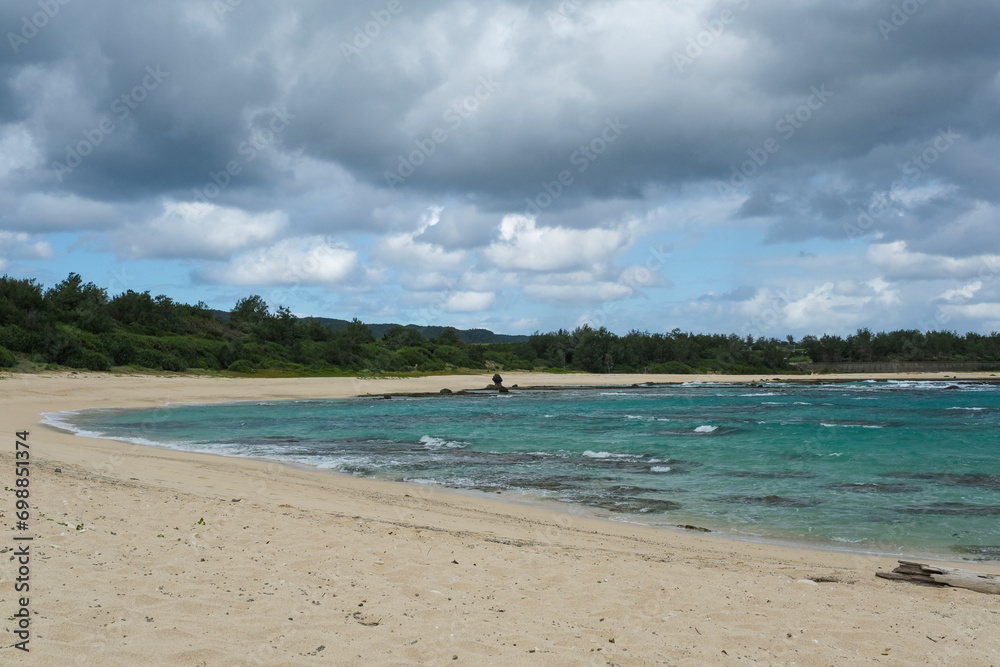 潮が引き岩場が露出した奄美大島の土盛海岸