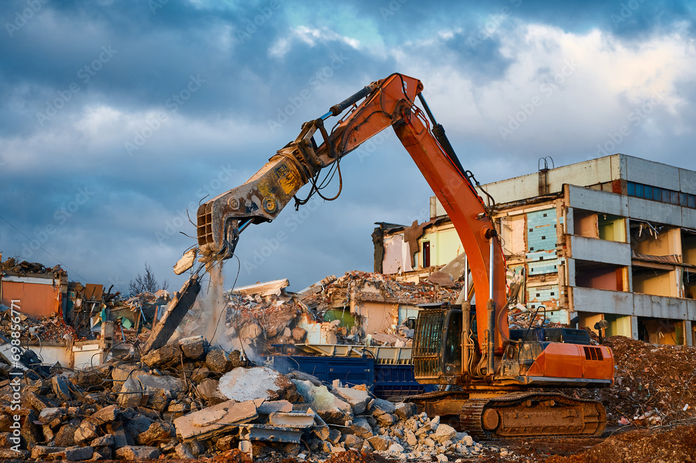 Machine with crusher operates with reinforced concrete Machine with crusher operates with reinforced concrete
