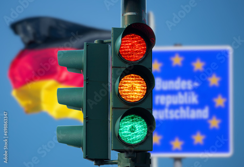 Принти на полотні Eine Ampel und Flagge von Deutschland
