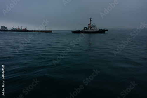 曇る朝に岸壁を離れるボート20220425