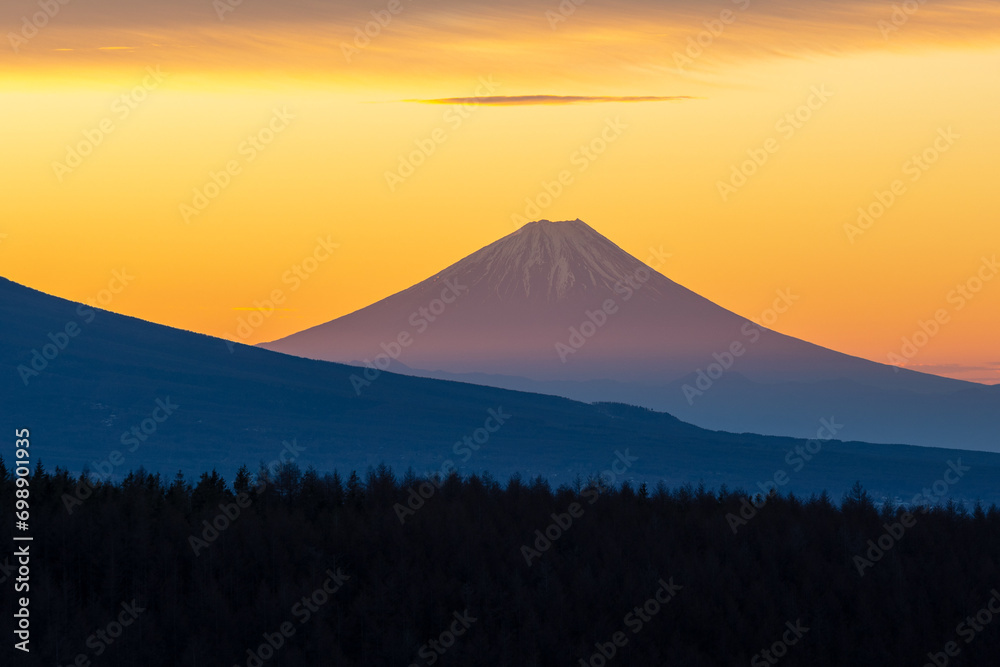 夜明けの黄金色の空と富士山