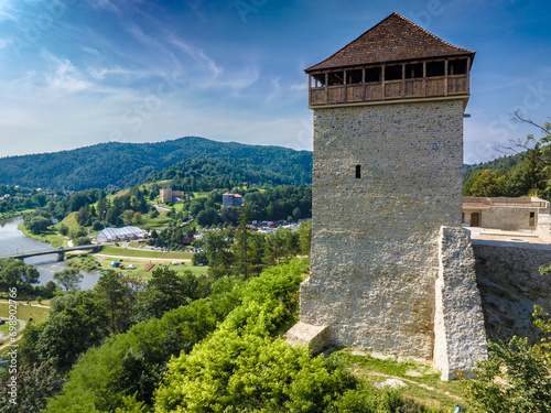 Fototapeta Naklejka Na Ścianę i Meble -  Zamek na wzgórzu zamkowym Baszta w Muszynie po renowacji latem.