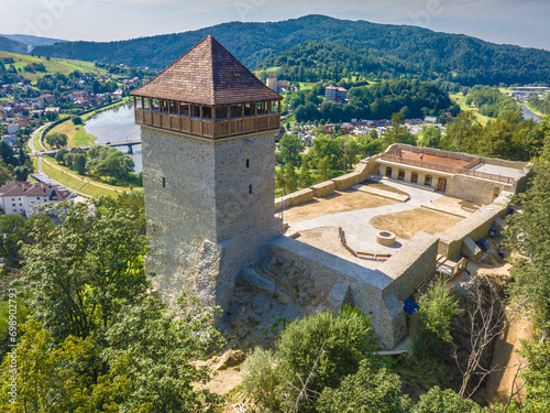 Fototapeta Naklejka Na Ścianę i Meble -  Zamek na wzgórzu zamkowym Baszta w Muszynie po renowacji latem.