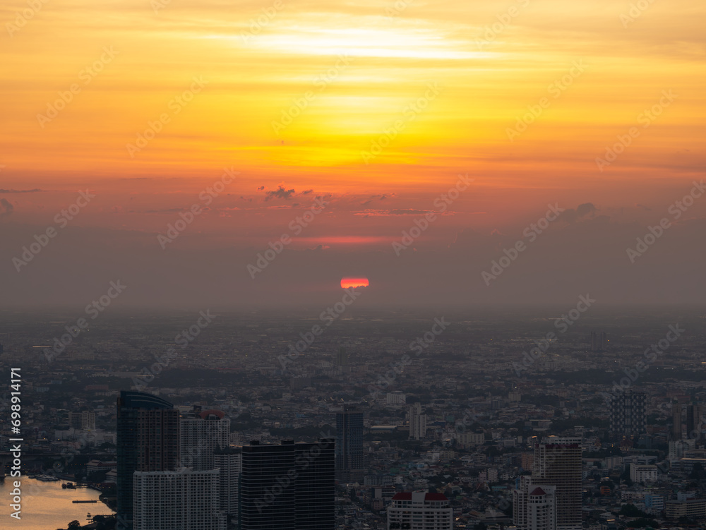 Obraz premium sunset over the city