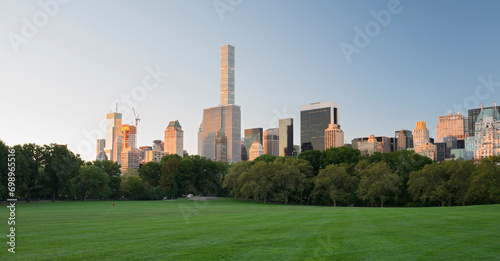 Hochhäuser am Central Park, Sheep Meadow, Manhatten, New York City, New York, USA © Rainer Mirau