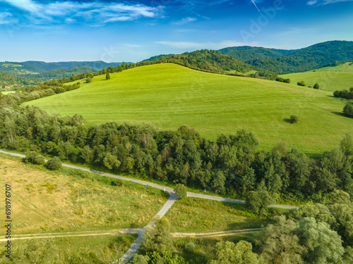 Fototapeta Naklejka Na Ścianę i Meble -  Lot nad Milikiem nad Popradem latem. Piękny, letni krajobraz.