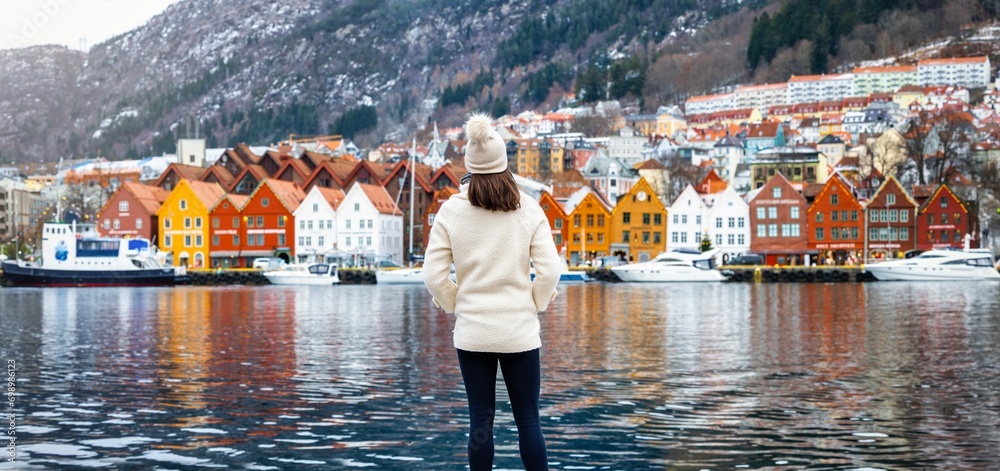 Φωτογραφία A tourist woman enjoys the panoramic view of the colorful Bryggen district in Be
