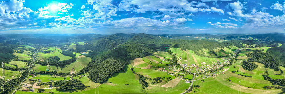 Lot nad Jastrzębikiem latem. Piękna, letnia panorama.
