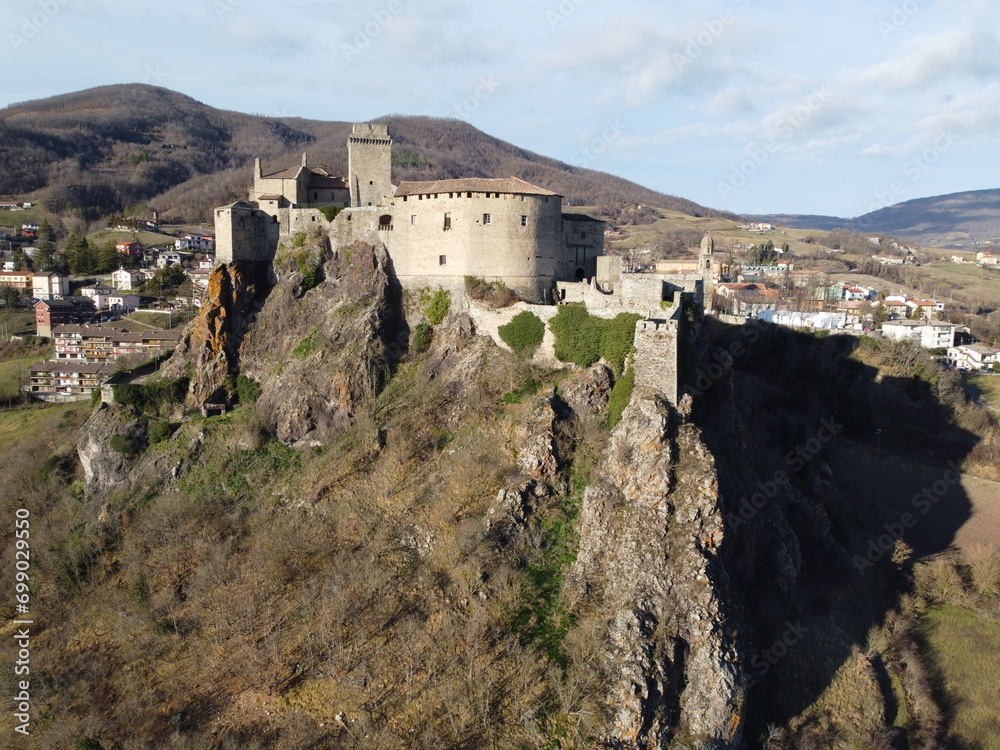 Fototapeta premium Il Castello di Bardi visto col Drone, Parma, Emilia Romagna