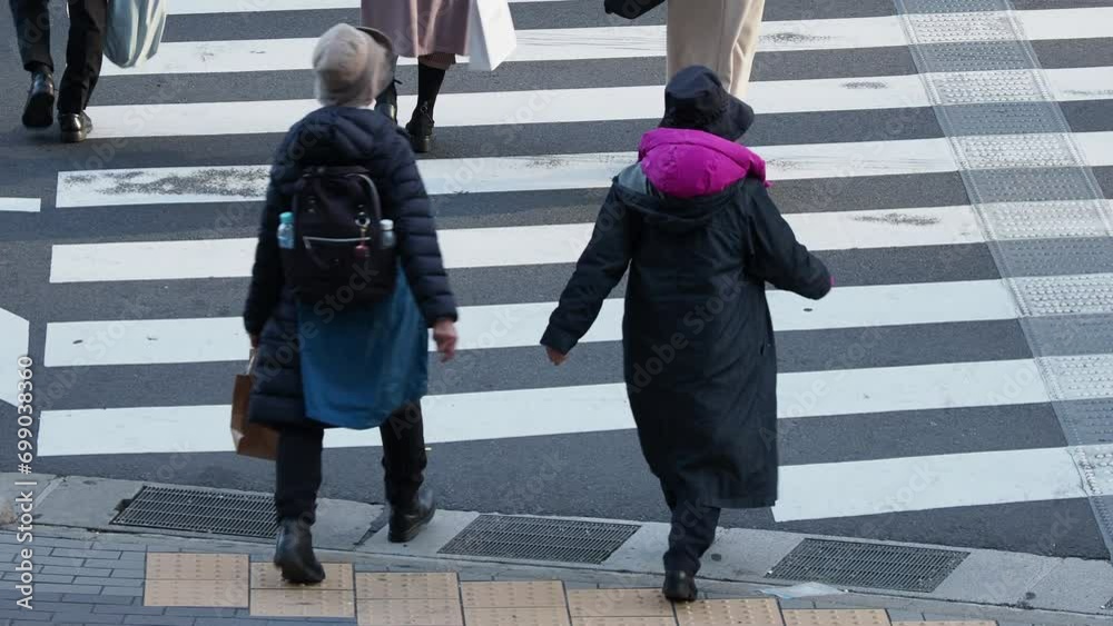 ハイアングルで撮影した交差点の横断歩道を渡る人々の姿