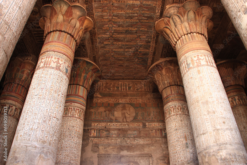 Vue de face de 4 colonnes et mur du temple d'Esna , Egypte (remarquable conservation des couleurs)
