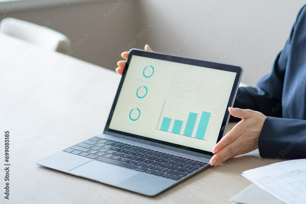 パソコンを使ってプレゼンする女性