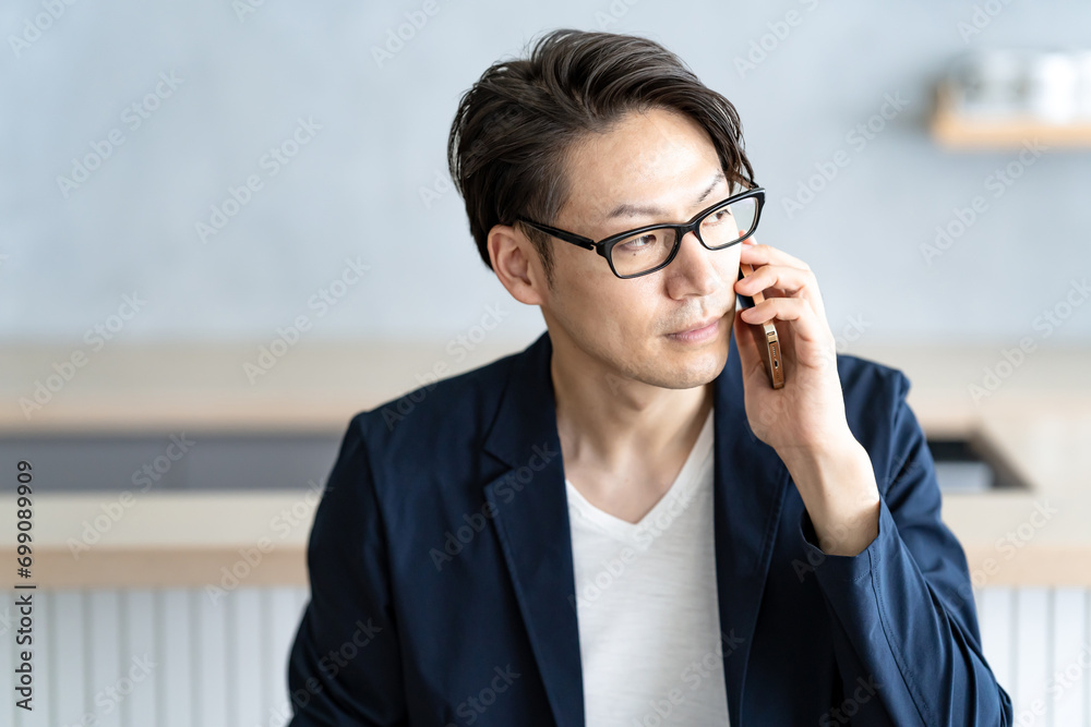 スマートフォンで通話する男性 スマートフォンで通話する男性