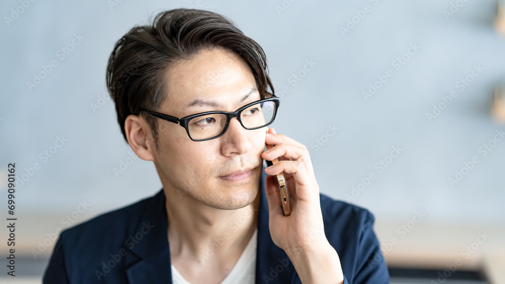 スマホで通話する男性 スマホで通話する男性