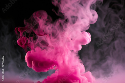Forma abstrata e fluida de fumaça cor-de-rosa muito densa.