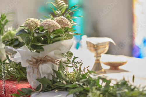 sfondo religioso con altare fiori e varie photo