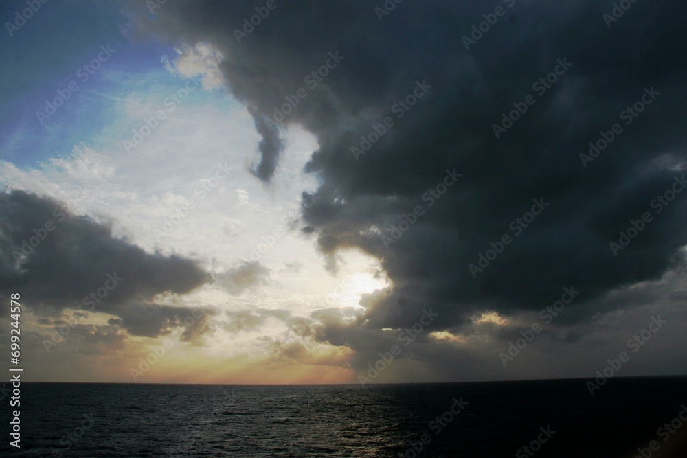 Sonnenstrahlen durch massive Wolken