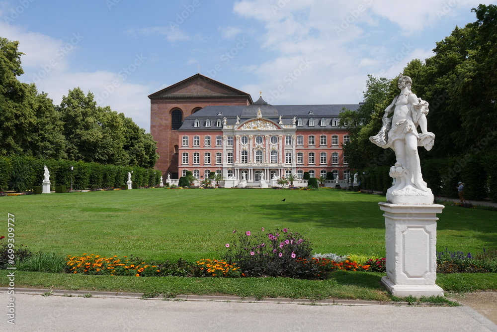 Skulptur im Barockgarten Palaisgarten Trier