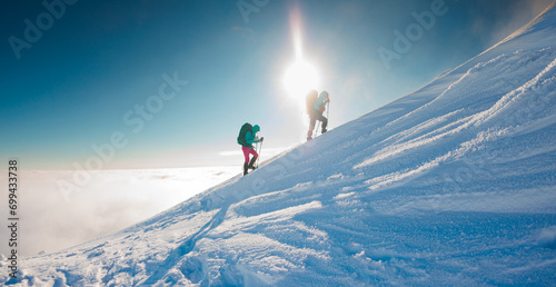 Photos climbers climb the mountain in the snow