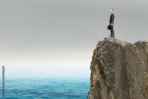 海の見える崖に立つビジネスマン photo