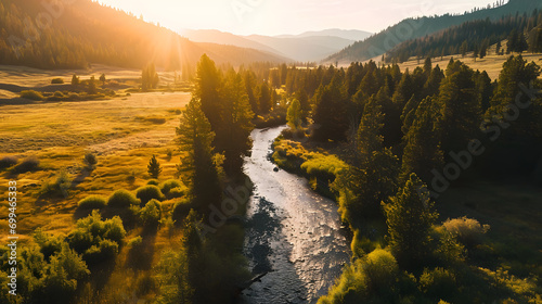 Idyllische Landschaft: Majestätische Berge und Lush Täler aus der Drohnenperspektive bei der Goldenen Stunde photo