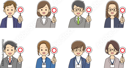 〇の札を出すスーツを着た若者たち