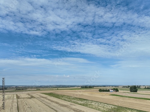 Obszary rolnicze, gdzie jest świeże powietrze świeżą żywność od małych lokalnych gospodarstw, ekologiczna polska wieś. Błękitne niebo