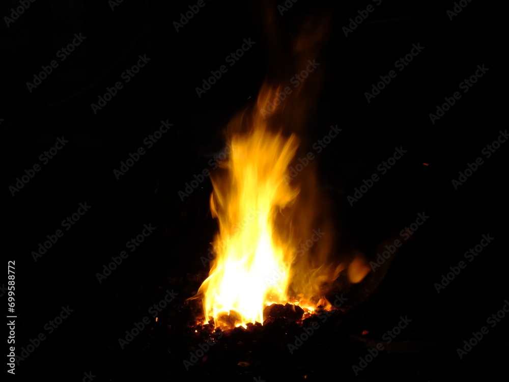 Fuego emergiendo de la fogaña de un gherrero