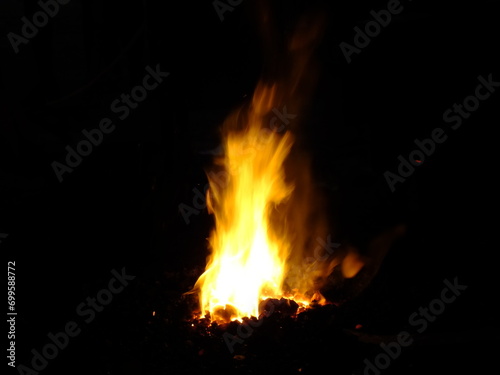 Fuego emergiendo de la fogaña de un gherrero © SoliLluna