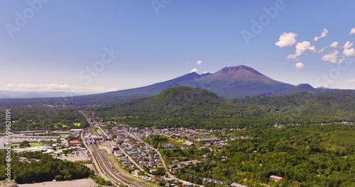空撮 - 日本の長野県軽井沢町 市街地 浅間山 ビジネス素材 観光素材 ドリーイン