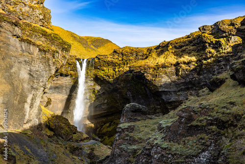 sch  ne Wasserfall  Naturlandschaft in Island