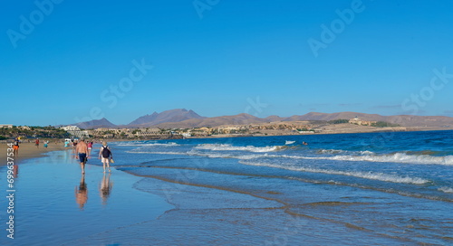 Spaziergang am Strand bei Costa Calma auf Fuerteventura bei Sonne und schönem Wetter