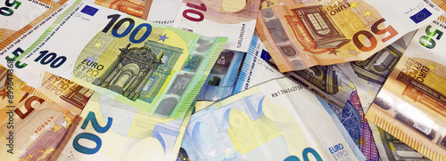 viele Euro Geldscheine, Bargeld, Banknoten, Lohn, Gehalt, Miete, Nebenkosten, Steuern, Reichtum, Ersparnis, Kaufkraft, Taschengeld, Zahlung, Gewinn, Finanzierung, Kredit, Schulden, Abrechnung