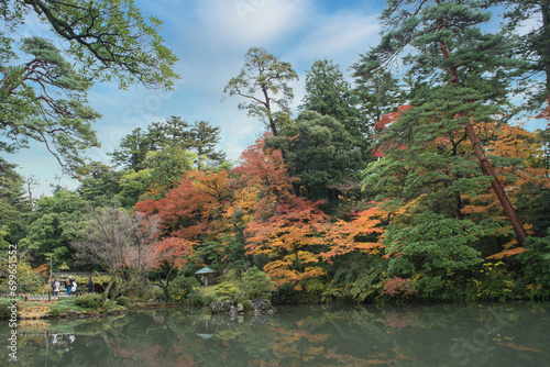 紅葉の兼六園の瓢池 © hideky