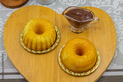 Bolo de cenoura com calda de chocolate photo