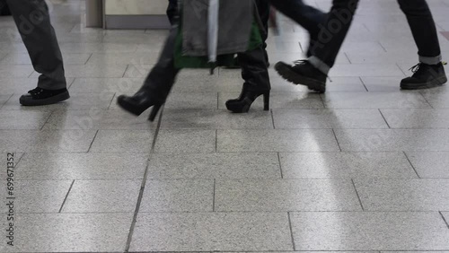 冬の電車の駅の構内の歩く人々の姿 photo