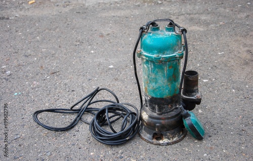 Foto old submersible sewage pump on the ground